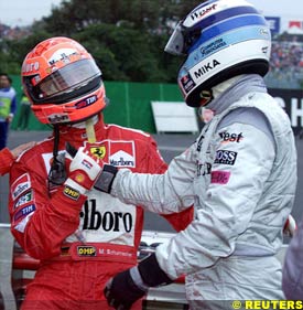 Hakkinen congratulates Schumacher after the Japanese GP