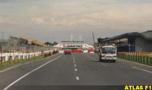 Main straight with Qantas arch, early February