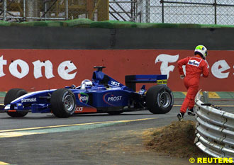 Barrichello runs back to the pits before the start
