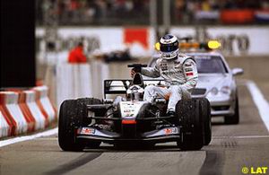 Hakkinen hitching a ride to the pits with Coulthard