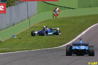 Kimi Raikkonen, Sauber, coming to a halt on lap 17.