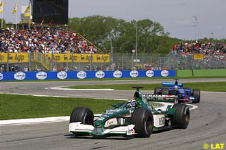 Eddie Irvine, Jaguar leads Jean Alesi, Prost