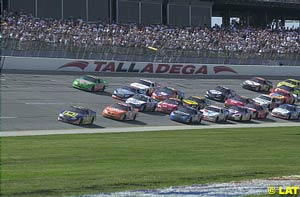 Bobby Hamilton on the last lap of the Talladega 500 with the pack just behind him