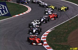 The start of the 2000 Spanish Grand Prix. Michael Schumacher, Ferrari F1-2000, in the lead.