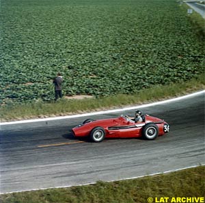Hill driving a Maserati at the 1958 French Grand Prix at Reims