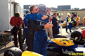Mansell embraces Patrese in Japan