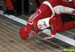 Bill Elliott kisses the famous yard of bricks after winning at Indianapolis Motor Speedway