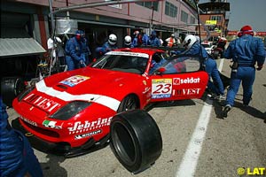 The winning 550 Maranello of Andrea Piccini and Jean-Denis Deletraz makes a pit stop