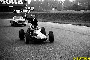 Chapman is given a ride by Jim Clark