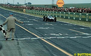 Jack Brabham takes the win at the 1960 French GP