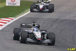 Kimi Raikkonen in front of David Coulthard