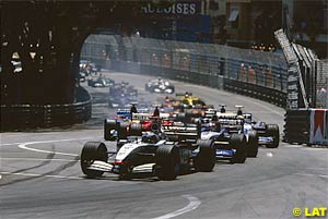 Coulthard takes the lead at the start at the Monaco GP