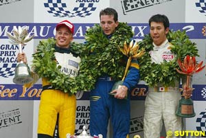 Winner Tristan Gommendy, centre, second place finisher Heikki Kovalainen, left and third place finisher Takashi Kogure on the podium at Macau
