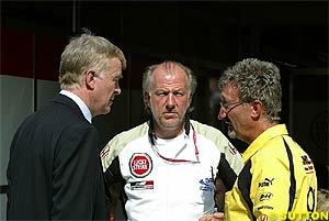 Mosley talks with David Richards and Eddie Jordan