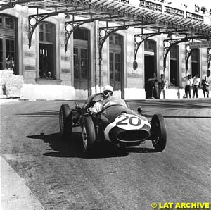 Maurice Trintignant drives the Rob Walker Cooper T45-Climax, at the 1958 Monaco GP