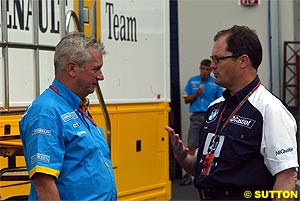 Symonds talks to a Williams engineer