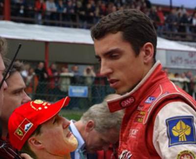 Justin Wilson takes a sandwich and the technical drawings of the 2003 Ferrari from World Champion Michael Schumacher