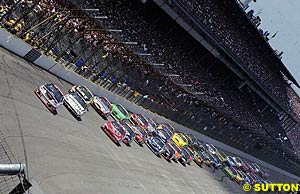 Kevin Harvick leads Ryan Newman and the rest of the field into turn one at the start
