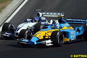 Montoya tries to overtake Trulli
