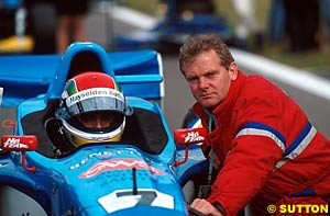 With his manager Jonathan Palmer before an F3000 race