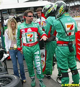Michael Andretti leaves the pits with his wife after his car failed mid-race