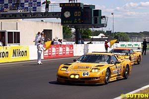 The sixth placed and GTS winner Oliver Gavin/Olivier Beretta/Jan Magnussen Corvette C5-R takes the chequer ahead of eighth placed and second in GTS teammates Ron Fellows/Johnny O'Connell/Max Papis