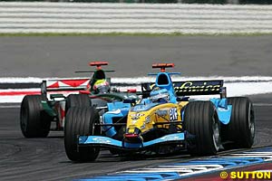 Mark Webber chases Jarno Trulli
