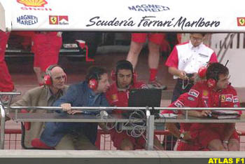 Todt and others look at Schumacher's telemetry, last week at mugello